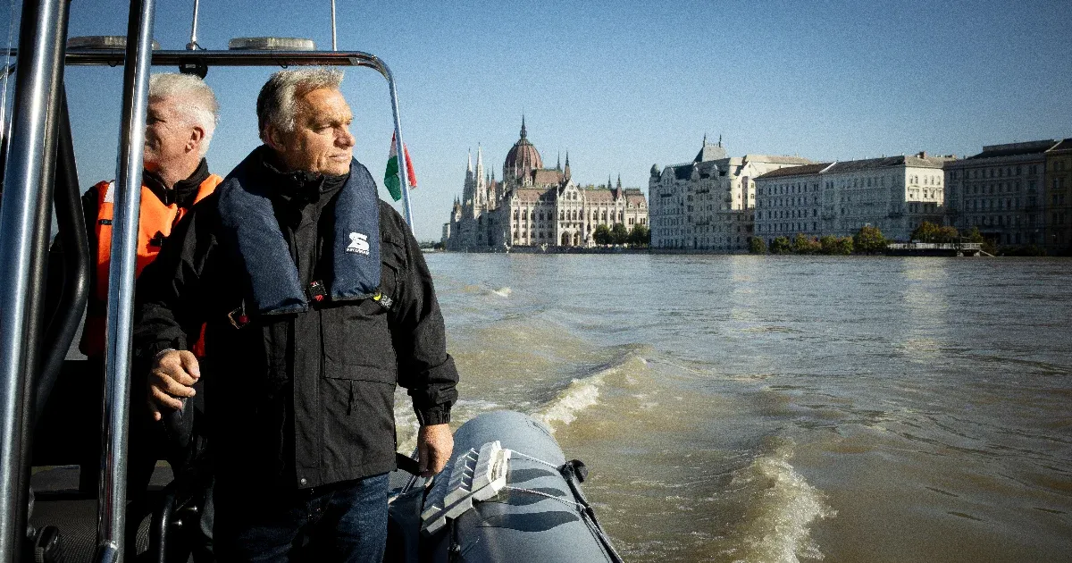 Nem szerencsés politikai célra használni az árvizet? Orbán Viktor a Facebookon is legény volt a gáton