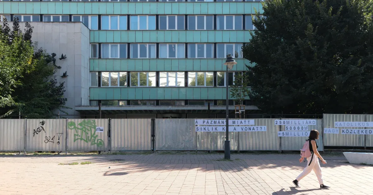 Kedden bontják a Magyar Rádió főépületének tetején található antennát