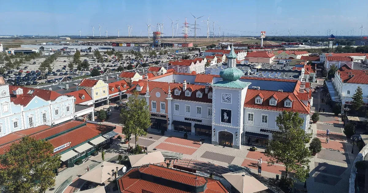„Ha nem vettem volna semmit, akkor is megérte volna” – megnéztük, miért jár még mindig osztrák outletbe a magyar