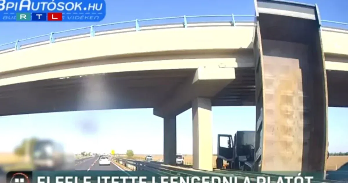 Egy felüljárónak ütközött, mert elfelejtette leengedni a teherautó platóját