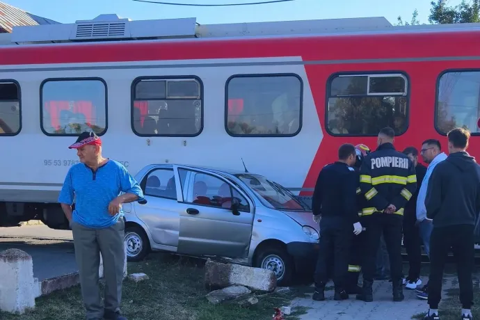 Pánikrohamot kaptak az autó utasai, miután nekik ment egy vonat Prahova megyében