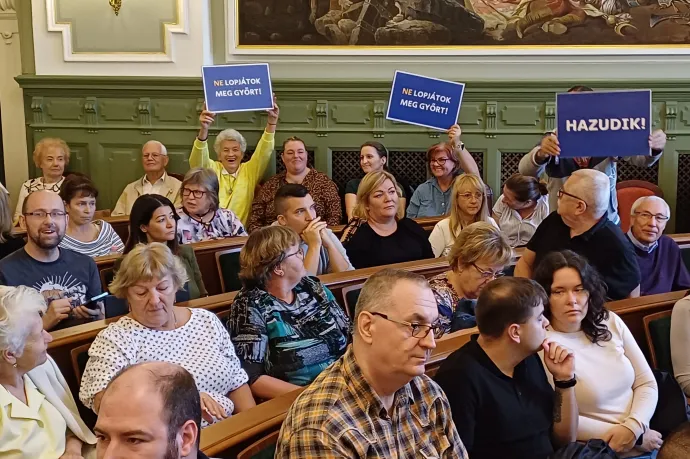 „Ne engedjük, hogy ellophassák Győrt!” – tüntetők lepték el a városházát