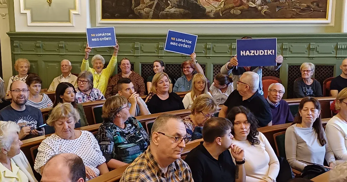 „Ne engedjük, hogy ellophassák Győrt!” – tüntetők lepték el a városházát