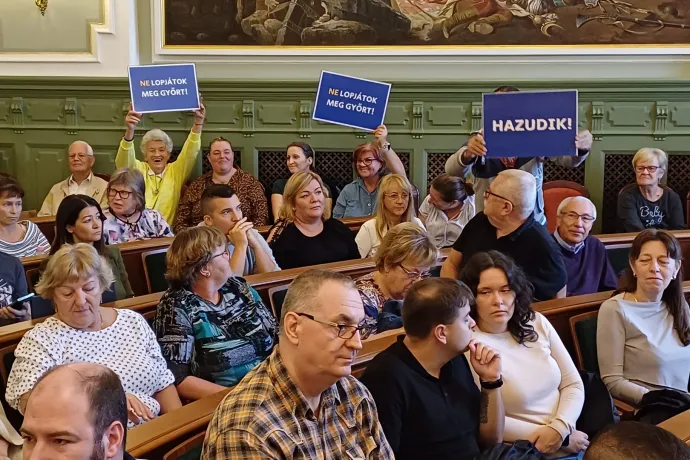 „Ne engedjük, hogy ellophassák Győrt!” – tüntetők lepték el a városházát