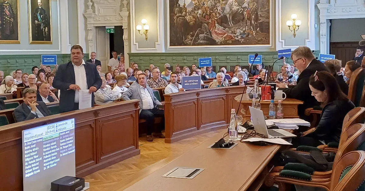 Vond vissza! – skandálta a tömeg a győri városházán, viharos közgyűléssel búcsúzott Dézsi Csaba András