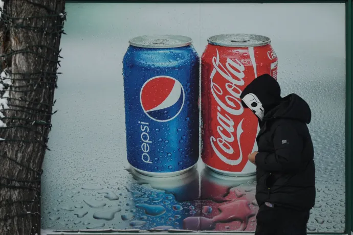 A Coca-Cola egy munkatársa üzleti titkokat akart eladni a Pepsinek. A Pepsi inkább feldobta a Coca-Colánál