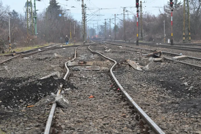 Egy tehervonat több kocsija kisiklott Soroksárnál