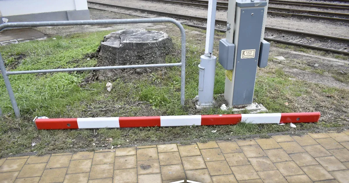 Egy 16 éves fiatal a rollerével nekiütközött egy vasúti félsorompónak, ami le is tört