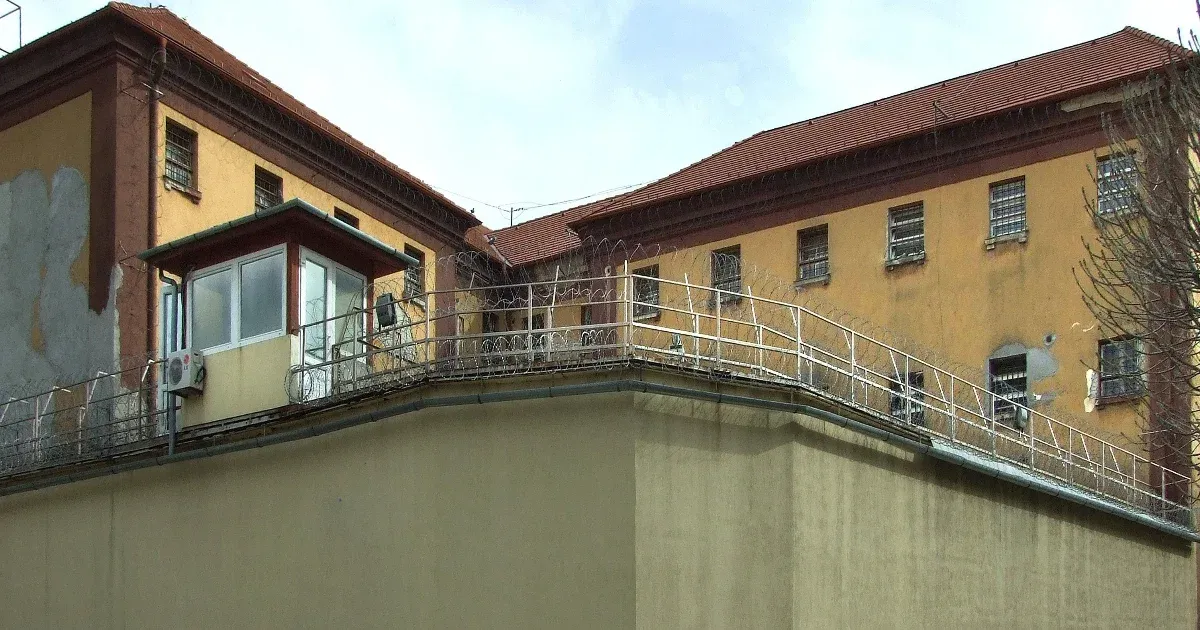 Bezár a szekszárdi és az egri börtön