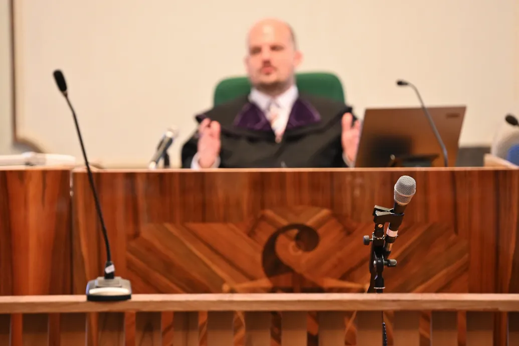 Egy férfi ököllel sorozta, a földhöz csapta és végighúzta az arcát a kerítésen a lánynak, aki nem állt szóba vele