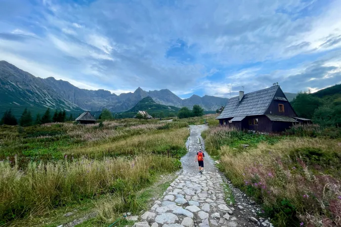 A Gąsienica-tisztás és a Murowaniec turistaház – Fotó: Tenczer Gábor / Telex