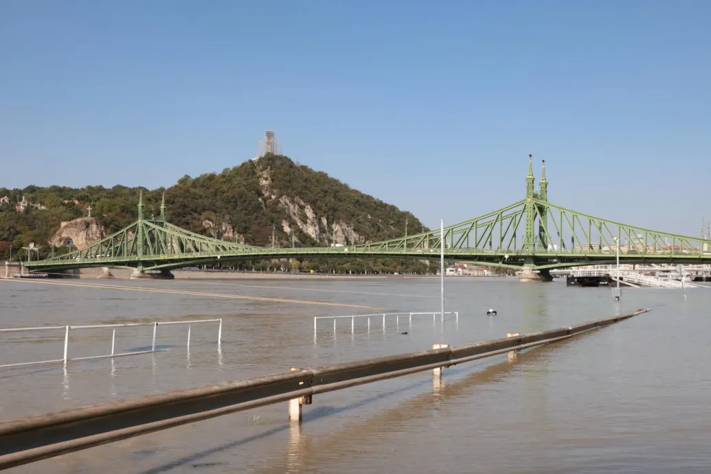 Újra megnyitották a rakpartokat a forgalom előtt