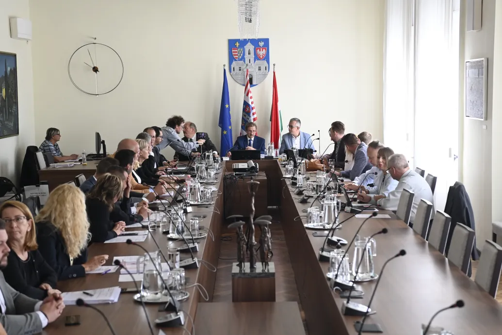 Ülésezik az óbudai képviselő-testület, a polgármester és az alpolgármester börtönben ül