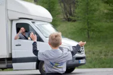 Egy év alatt közel 17 százalékkal csökkent azoknak a gyerekeknek a száma, akiket hátrahagytak a szüleik