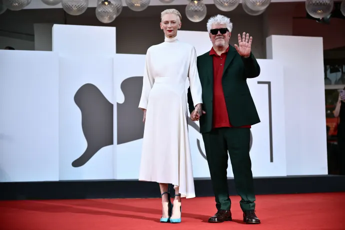 Tilda Swinton és Pedro Almodóvar a Velencei Filmfesztiválon 2024. szeptember 3-án – Fotó: Marco Bertorello / AFP 