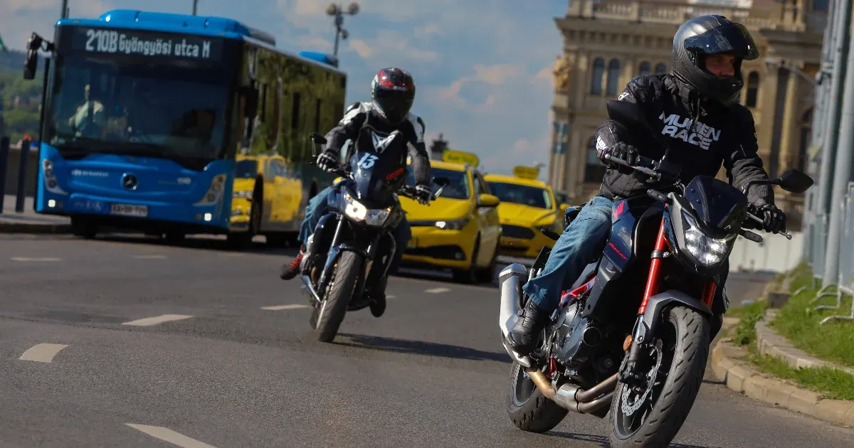 Kormányzati terv: a bukósisakon kívül más védőfelszereléseket is előírhatnak a motorosoknak