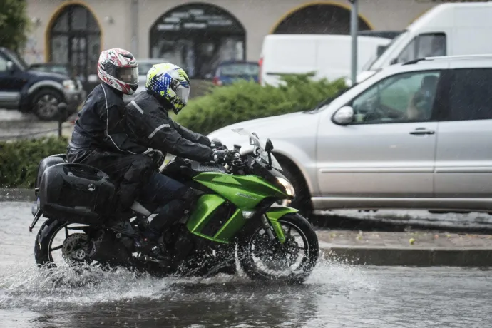 Kormányzati terv: a bukósisakon kívül más védőfelszereléseket is előírhatnak a motorosoknak