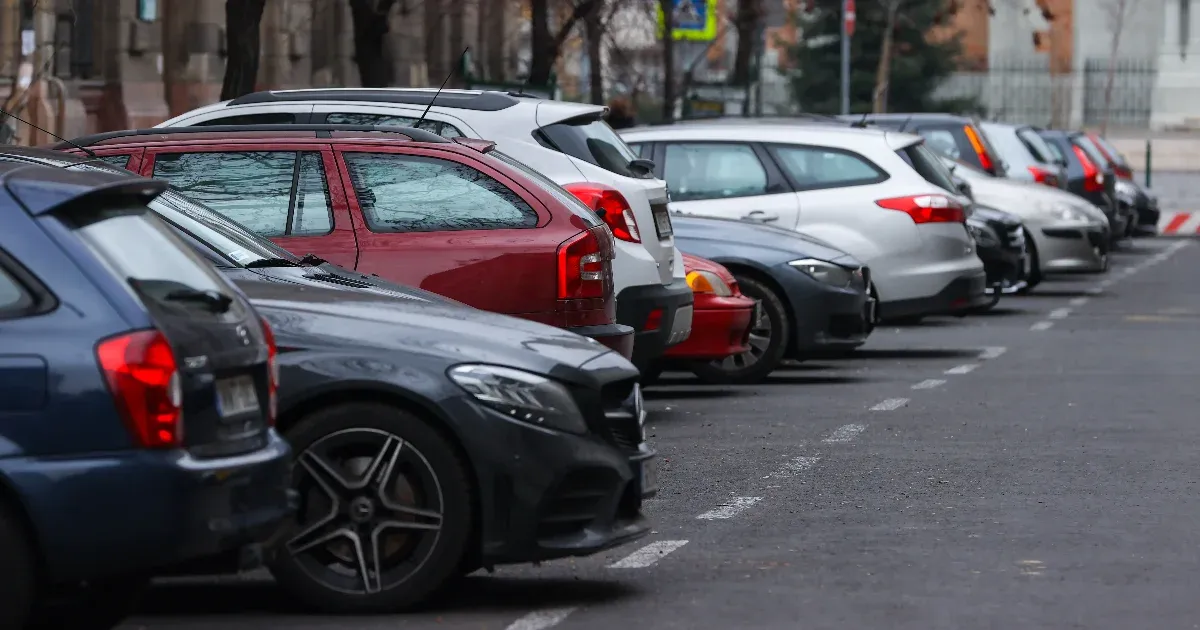 Lázár kötelezővé tenné a parkolókat az új kocsmák és hajléktalanszállók mellé