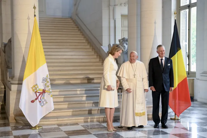 Keményen nekiment a pápának a belga király és kormányfő