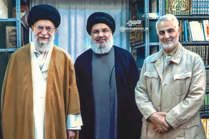 Hasszán Naszrallah, a Hezbollah főtitkára jobbján Ali Hamenei iráni Legfelsőbb Vezetővel, balján az amerikai drónok által 2020-ban likvidált legendás iráni tábornokkal, Kászim Szulejmánival 2019-ben, valószínűleg Teheránban Fotó: Iráni Elnöki Hivatal via Wikipédia