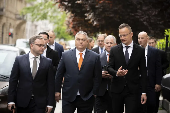 A Miniszterelnöki Sajtóiroda által közreadott képen Orbán Balázs, Orbán Viktor, Szijjártó Péter , illetve a Fidesz és a KDNP országgyűlési frakcióinak képviselői az új Országgyűlés alakuló ülésére mennek Budapesten 2022. május 2-án – Fotó: Benko Vivien Cher / Miniszterelnöki Sajtóiroda / MTI