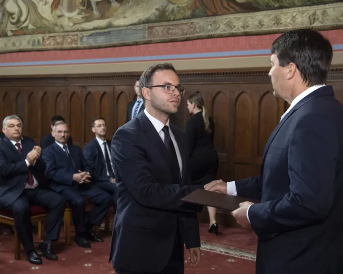 Orbán Balázs András, a Miniszterelnökség parlamenti államtitkára átveszi a kinevezési okmányt Áder János köztársasági elnöktől (j) az Országház Gobelin-termében 2018. május 22-én – Fotó: Szigetváry Zsolt / MTI