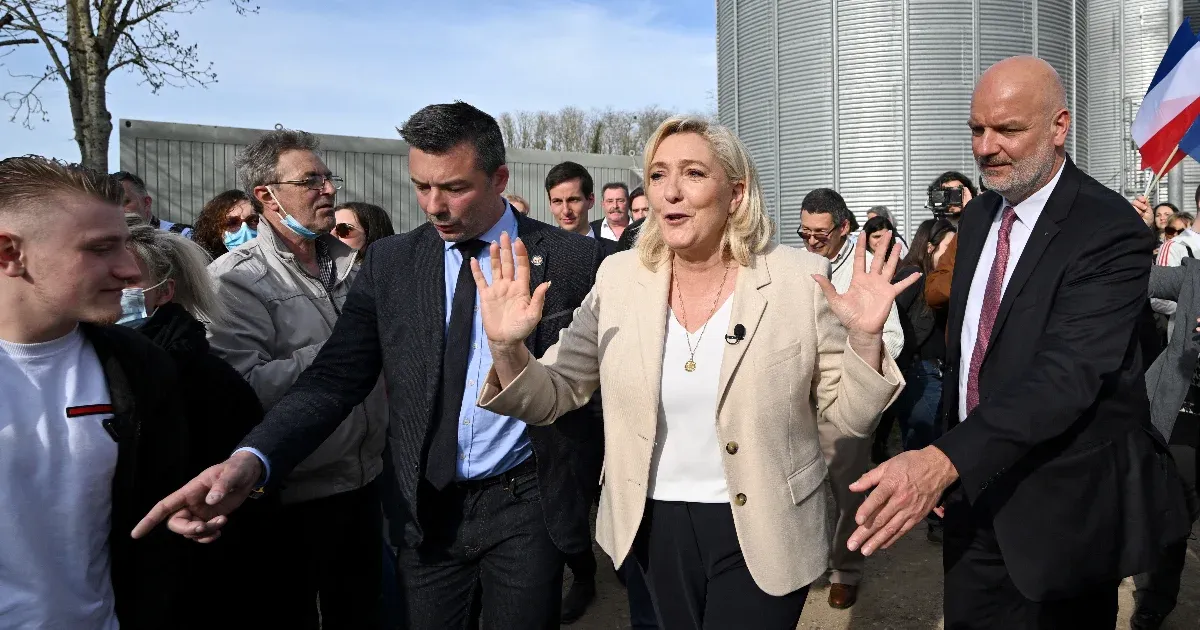 Orbán francia szövetségese fiktív alkalmazottak miatt áll bíróság elé, az elnökválasztáson való indulástól is eltilthatják