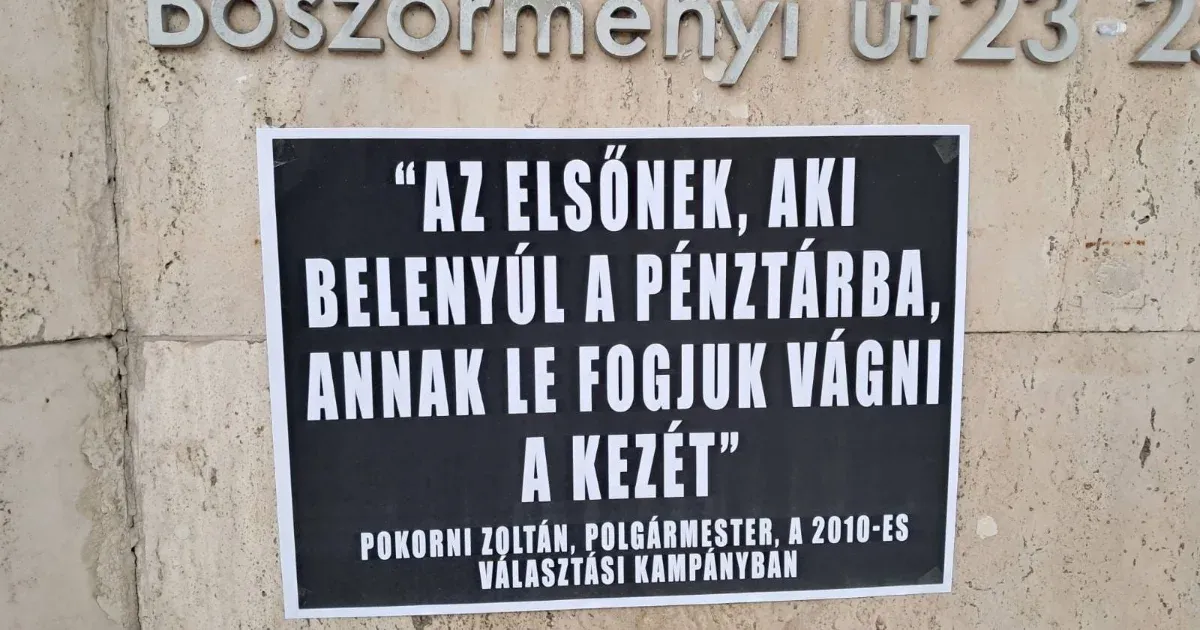 Pokorni Zoltán egy fűrészt kapott búcsúajándéknak, hogy levághassa azok kezét, akik belenyúlnak a közösbe