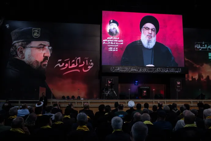 Támogatók hallgatják videókapcsolaton keresztül a Hezbollah vezetőjét, Haszán Naszrallahot a szervezet egyik meggyilkolt katonai parancsnokának tartott megemlékezésen Bejrútban 2024. augusztus 6-án – Fotó: Chris McGrath / Getty Images