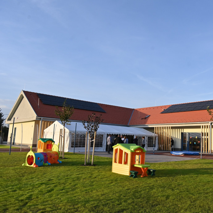 Betiltaná az erkélynapelemeket a kormány, és a tetőkön is szigorítana