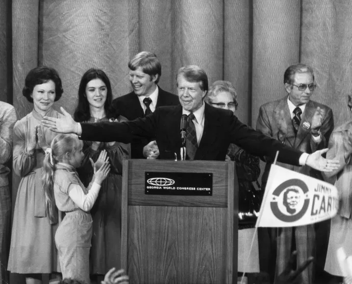 Jimmy Carter családjával az eredményváró rendezvényen, miután megnyerte az elnökválasztást 1976-ban – Fotó: Gene Forte / Keystone / CNP / Getty Images