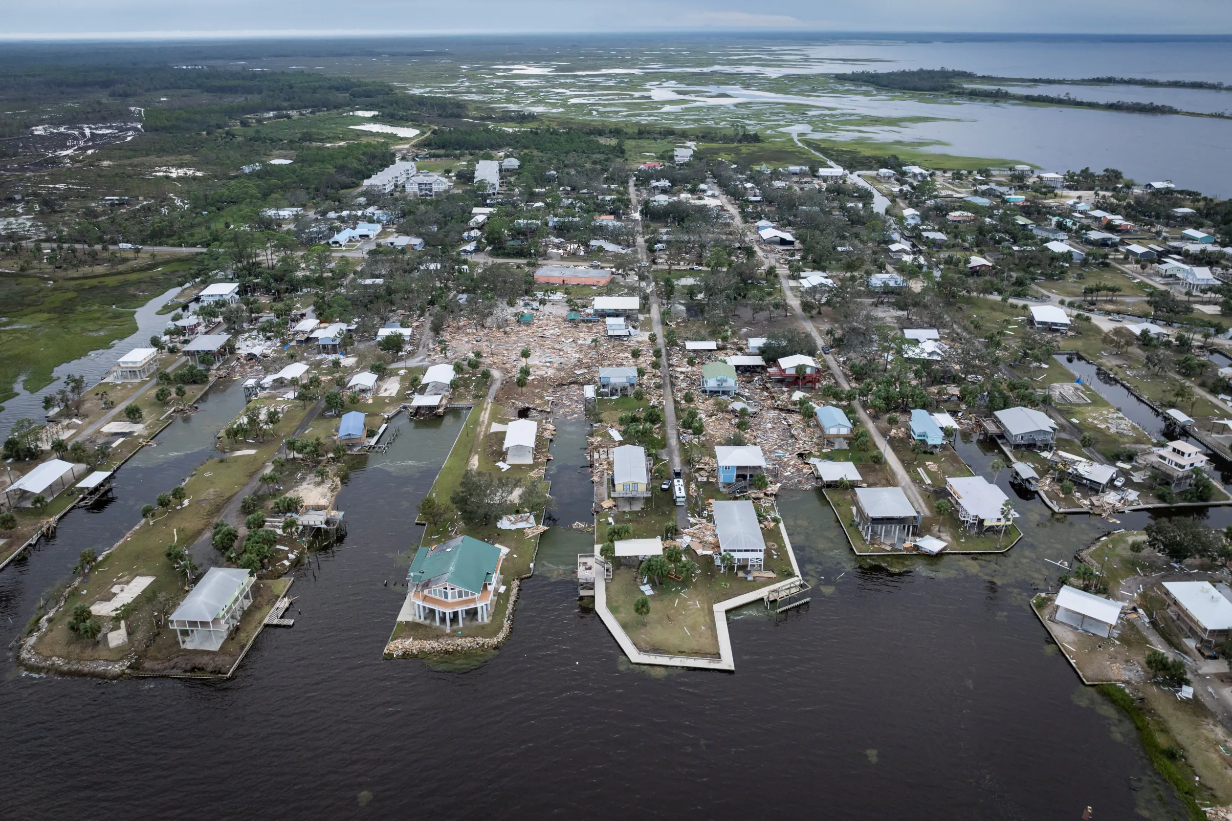 Drónfelvétel a hurrikán által lerombolt floridai Horseshoe Beach-ről – Fotó: Marco Bello / Reuters