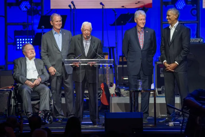 Jimmy Carter beszél egy hurrikán áldozatainak szervezett segélykoncerten, mellette George H. W. Bush, George W. Bush, Bill Clinton és Barack Obama volt amerikai elnökök – Fotó: Jim Chapin / AFP