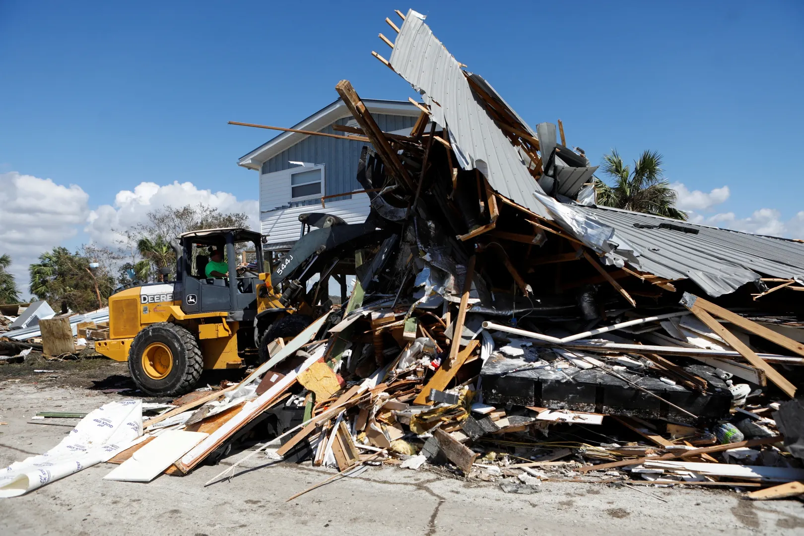 Egy markolós takarít el egy összedőlt házat a floridai Keaton Beach-en – Fotó: Octavio Jones / Reuters