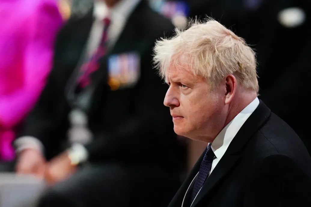 Boris Johnson azt állítja önéletrajzi könyvében, hogy II. Erzsébetnek csontrákja volt