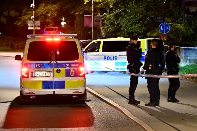 Rendőrök az izraeli nagykövetség előtt Stockholmban – Fotó: Anders Wiklund / Reuters