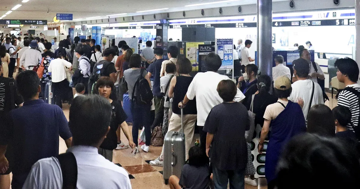 Bomba robbant egy japán repülőtér kifutópályájánál, hét méter átmérőjű krátert hagyott maga után