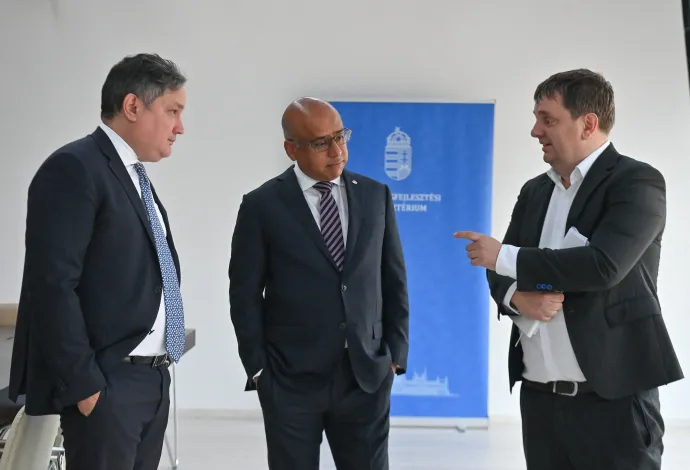 Nagy Márton gazdaságfejlesztési miniszter, Fábián Gergely iparpolitikáért és technológiáért felelős államtitkár, és Sanjeev Gupta, a Liberty Steel ügyvezető elnöke a Gazdaságfejlesztési Minisztériumban 2023. július 26-án – Fotó: Bruzák Noémi / MTI