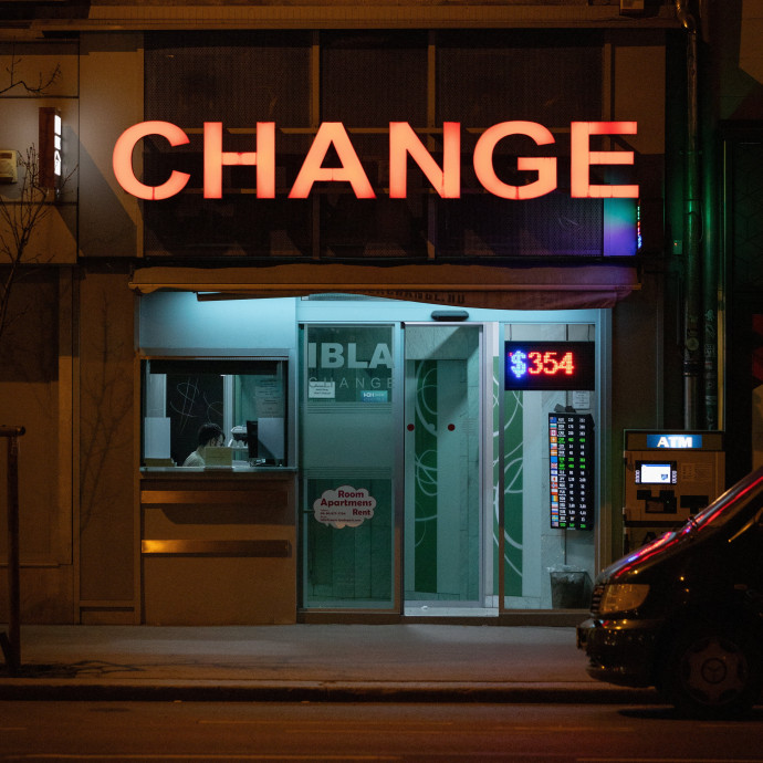 A bankok azonnal elkezdték áthárítani az új adót, amit a nyakukba kaptak