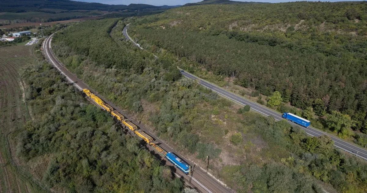 Leállt a vasútforgalom a Budapest-Győr vonalon reggel, több vonat menetrendje borult
