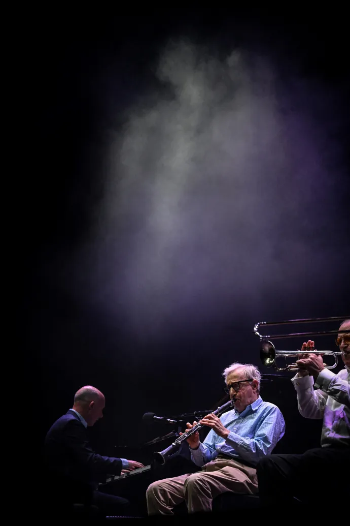 Woody Allen koncert közben az együttesével, a New Orleans Jazz Banddel Lyon közelében, 2023 szeptemberében – Fotó: Olivier Chassignole / AFP