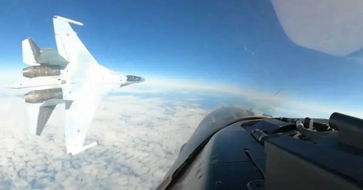 Sikerült videóra venni, ahogy egy orosz vadászgép majdnem telibe talál egy amerikai F–16-ost