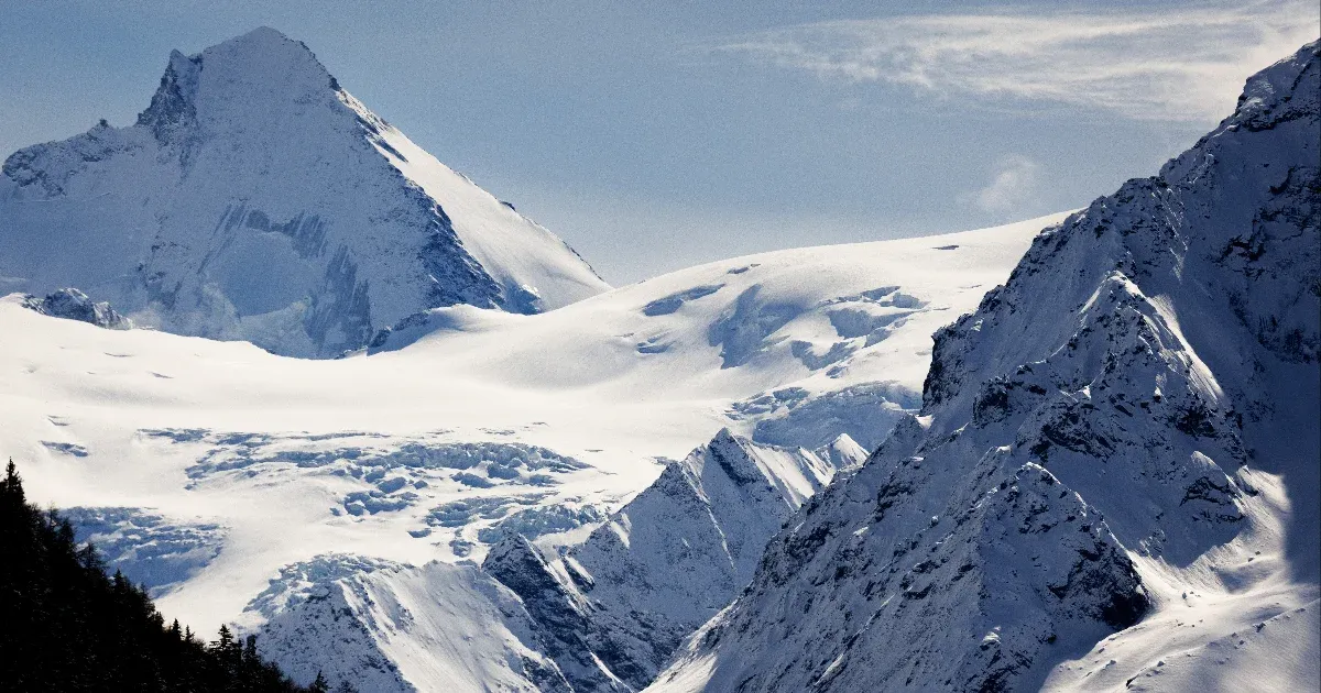 The border between Italy and Switzerland has retreated due to the rapid melting of glaciers