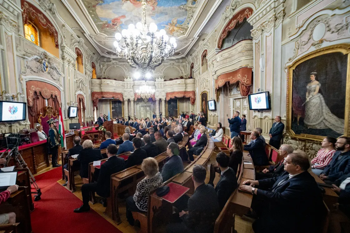 A Fidesz is megtapsolta Botka Lászlót a szegedi közgyűlés alakuló ülésén