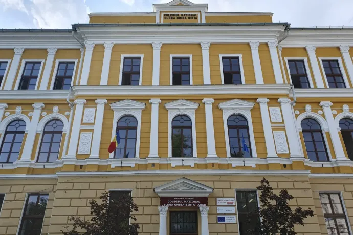 Vakolatdarab hullt egy tanárnőre Arad egyik nemrég felújított iskolájában