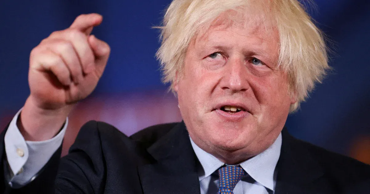 Boris Johnson új könyvében azt sugallja, hogy Benjamin Netanjahu poloskát helyezhetett el a fürdőszobájában