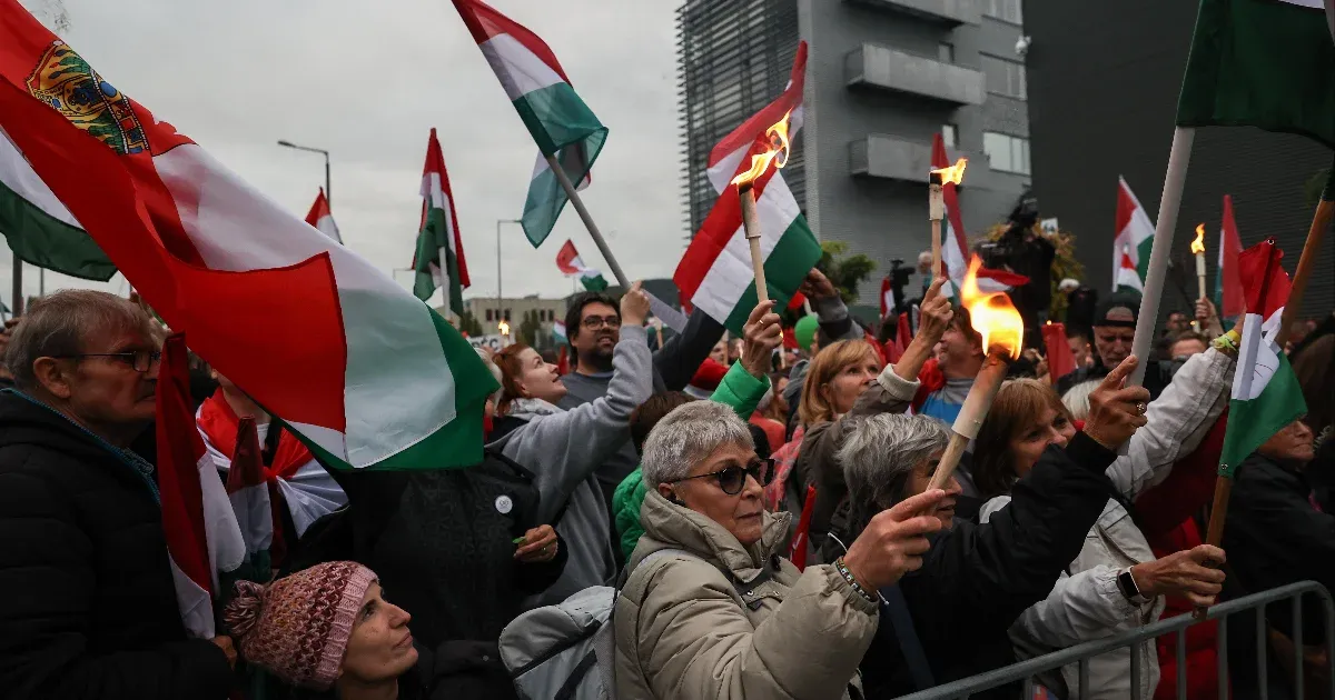Magyar Péter a propagandamédia bojkottálására szólított fel a köztévénél tartott tüntetésén