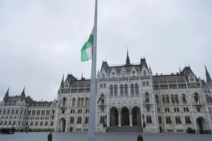 Az aradi vértanúk gyásznapján félárbócra engedték a zászlót a Kossuth téren