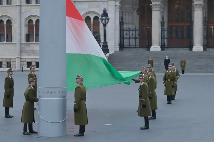 Az aradi vértanúk gyásznapján félárbócra engedték a zászlót a Kossuth téren