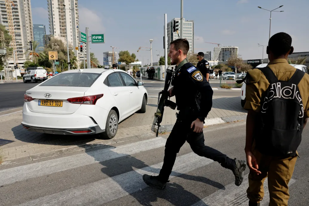 Terrortámadás volt egy izraeli buszpályaudvaron, egy fiatal nő meghalt